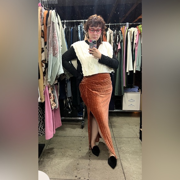 77B. Scalloped Knit Vest With Side Bows - Cream - Picture 11 of 11